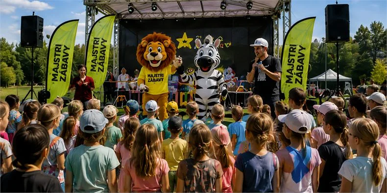 Maskoti lev a zebra na pódiu pred deťmi