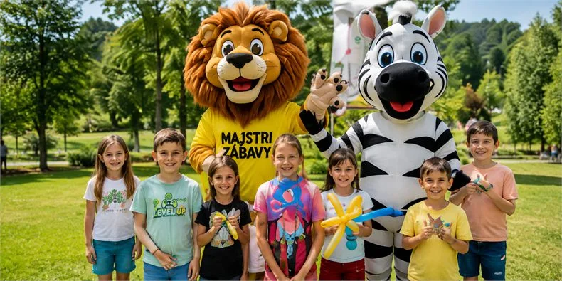 Veselé deti s maskotmi levom a zebrou